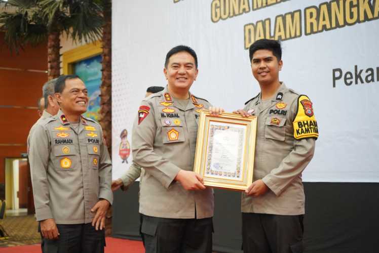 Bhabinkamtibmas Polsek Tembilahan, Polres Indragiri Hilir  Menerima Penghargaan dari Kapolda Riau,