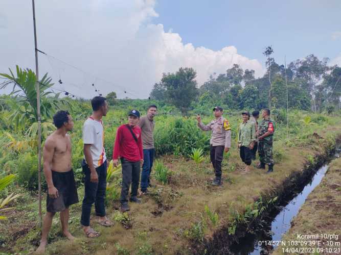 Babinsa Cek Kanal Bloking Karhutlah