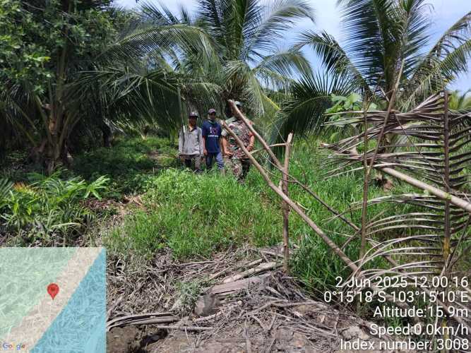 Babinsa Koramil 12/Btk Aktif Patroli Cegah Karhutla di Kawasan Perkebunan Petani