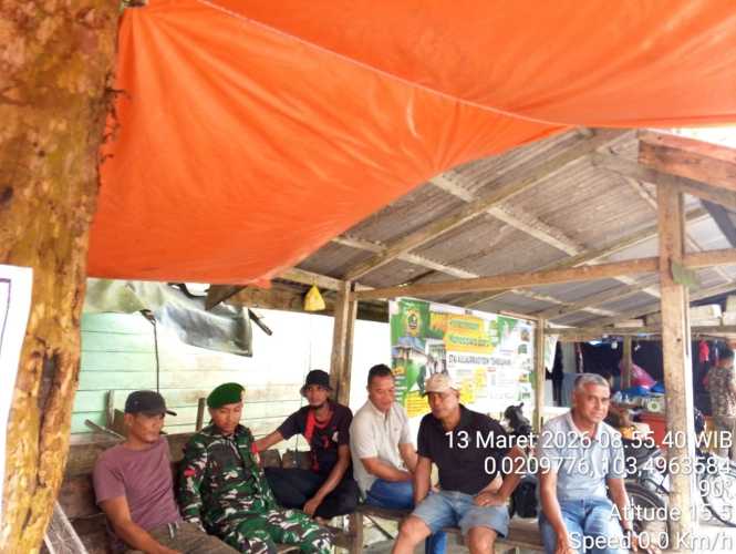 Babinsa Koramil 08/Mandah Ajak Warga Waspada Berita Hoaks di Media Sosial