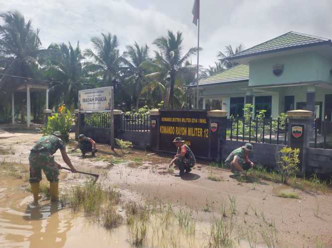 Jumat Pagi,Personil Koramil 12/Batang Tuaka Lakukan Pembersihan Pangkalan.