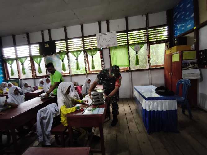 Babinsa Sertu Miskal Dampingi Penyaluran 4.381 Porsi Makan Bergizi Gratis di Tembilahan Hulu