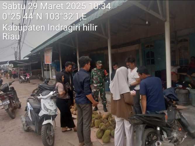 Babinsa Koramil 11/PBR Jalin Silaturahmi, Ajak Warga Ringin Jaya Jaga Keamanan Jelang Lebaran