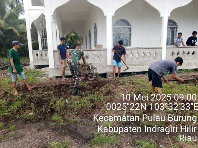 Babinsa Koramil 11/Pulau Burung Gerakkan Bakti Lingkungan di Desa Manunggal Jaya