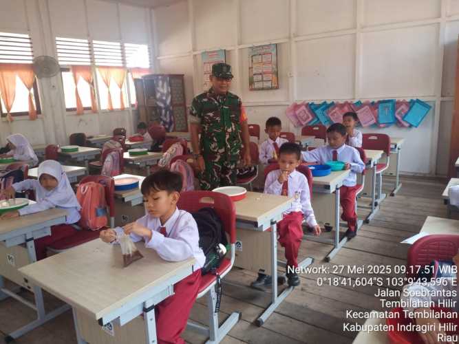 Babinsa Sertu Anton Berperan Aktif dalam Pendampingan Kegiatan Makan Sehat Bergizi di Kecamatan Tembilahan