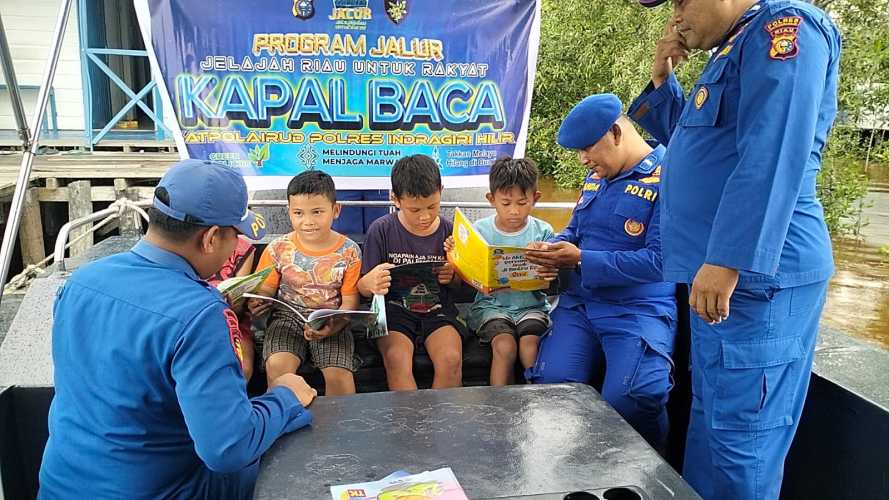 Satpol Airud Polres Indragiri Hilir Laksanakan Program “Jalur” pustaka Terapung Untuk Anak Pesisir Pulau Burung