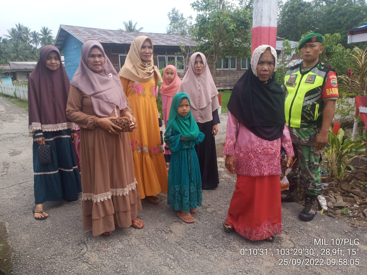 Kopda J.Manurung Babinsa Koramil 10/Pelangiran Hampiri Ibu ini dalam Sosialisasi