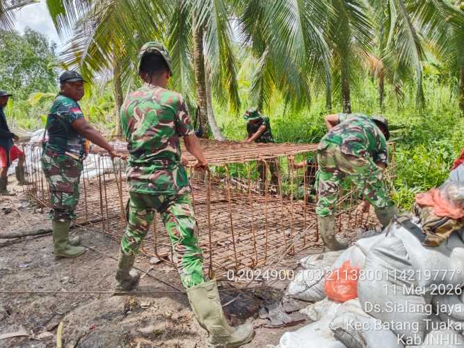 Babinsa Sialang Jaya Gerakkan Gotong Royong, Progres Jembatan Garuda Meningkat Pesat