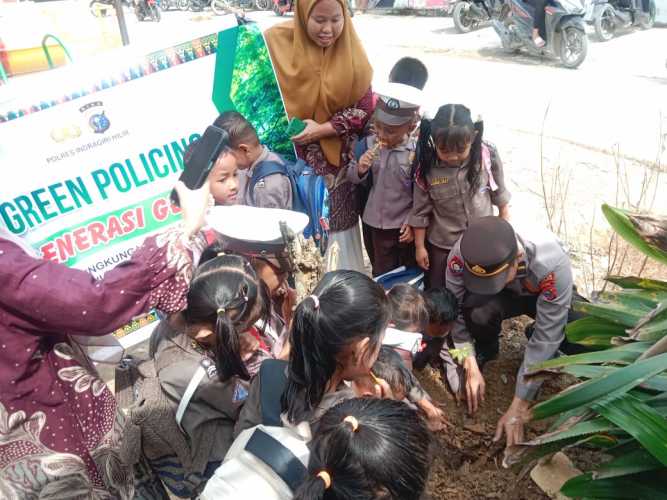 Sat Binmas Polsek Kemuning Tanamkan Cinta Lingkungan Sejak Usia Dini Melalui Program Green Policing di Paud Al-Wardah