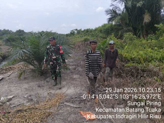 Babinsa Desa Sungai Piring dalam memperkuat jaring teritorial (jartel) pencegahan Karhutla