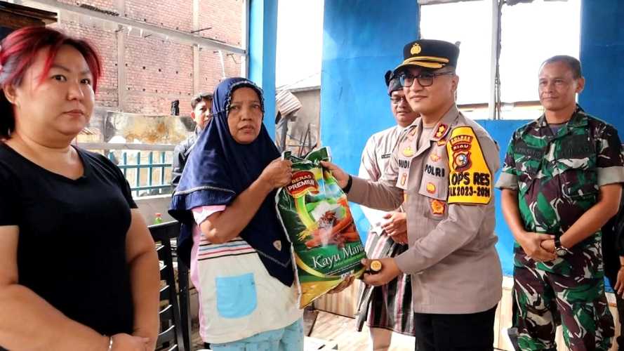 Kapolres Inhil Sambangi Korban Kebakaran, Beri Sembako