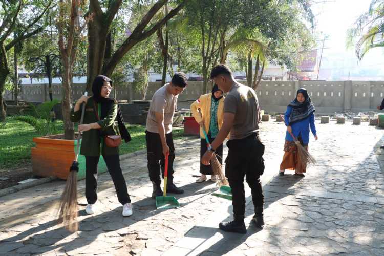 Peduli Lingkungan, Polres Inhil Bersihkan Taman Gajah Mada Tembilahan