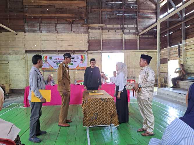 Kades Perigi Raja Lantik  Perangkat Desa Baru