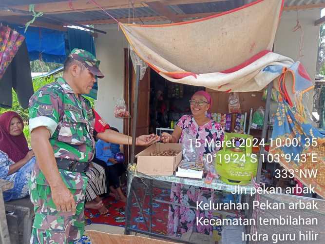 Babinsa Pekanarba Pantau Terus Perkembangan Harga Sembako di Wilayahnya