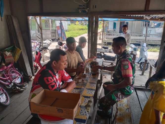 Babinsa Sungai Perak menjaga kondusifitas wilayah dan ketentraman masyarakat