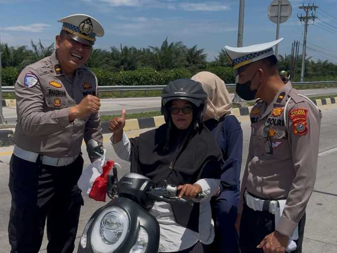 Satlantas Polres Batu Bara Gelar 'POLANTAS MENYAPA', Bagikan Bendera Merah Putih Sambut Dirgahayu RI Ke-