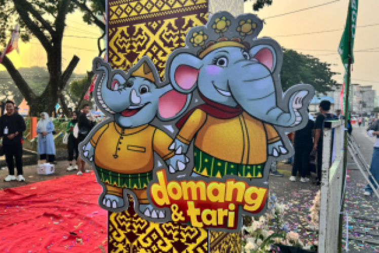 Domang dan Tari Jadi Pusat Perhatian: Peserta Lari Kalah Populer Sama Maskot Gajah