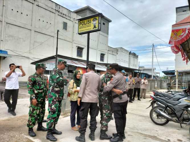 HUT Bhayangkara Ke -77,Babinsa Koramil 11/Pulau Burung dan Personil Lainnya Ucapkan Selamat