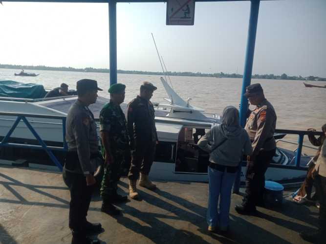 Babinsa Serma Nuryadi Kawal Ketat Arus Balik H+3 Idul Fitri di Pelabuhan Pelindo Tembilahan