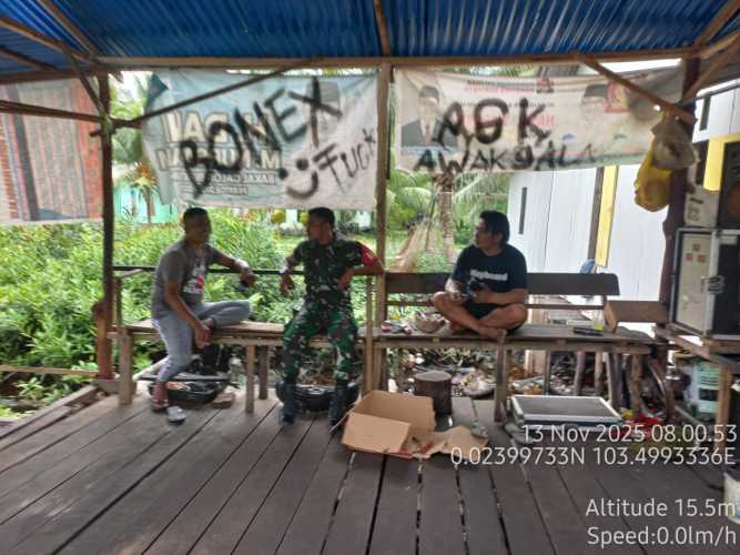 Babinsa Koramil 08/Mandah Perkokoh Persatuan Lewat Kegiatan Komunikasi Sosial di Desa Binaan