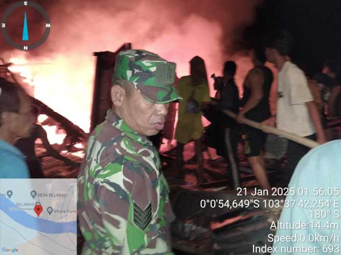 Peristiwa Kebakaran di Desa Belaras, Babinsa Serka H. Situmorang Segera Lakukan Evakuasi
