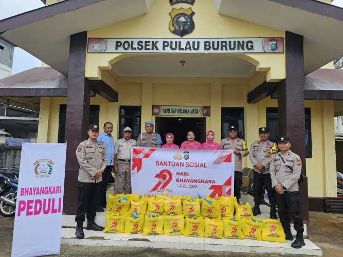 Polsek Pulau Burung Bagikan 35 Paket Bansos dalam Rangka HUT Bhayangkara ke-79