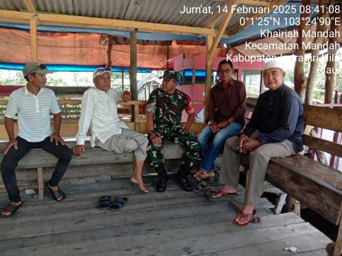 Babinsa Bakau Aceh Menjadi Mitra Karib Warga dalam Menjaga Kamtibmas