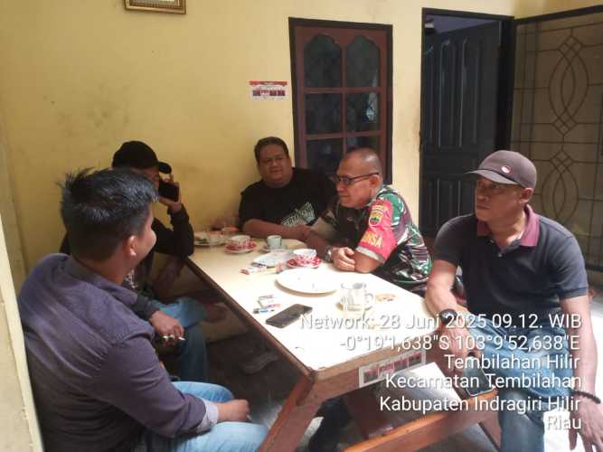 Babinsa Tembilahan Hilir Lakukan Komsos untuk Jaga Keamanan dan Ketertiban Masyarakat