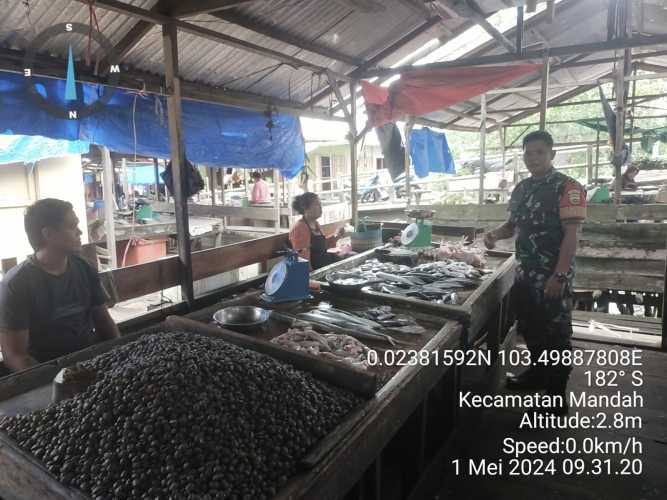 Babinsa Bente Pantau Kondisi Ekonomi Pedagang Ikan dan Sayur
