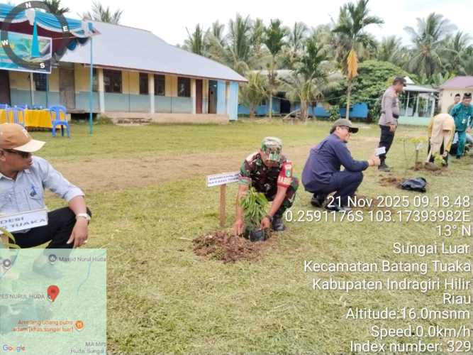 Babinsa Sungai Luar Sukseskan Penanaman Pohon Serentak Program Green Policing di Desa Sungai Luar