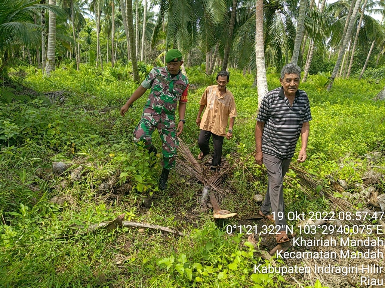 Serda Jimi Faisal Babinsa Koramil 08/Mandah Kembangkan Kawasan Bebas Karhutlah