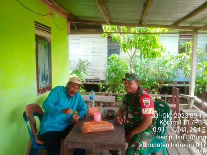 Babinsa Sambut Silaturahmi Warganya  dengan  Ngopi