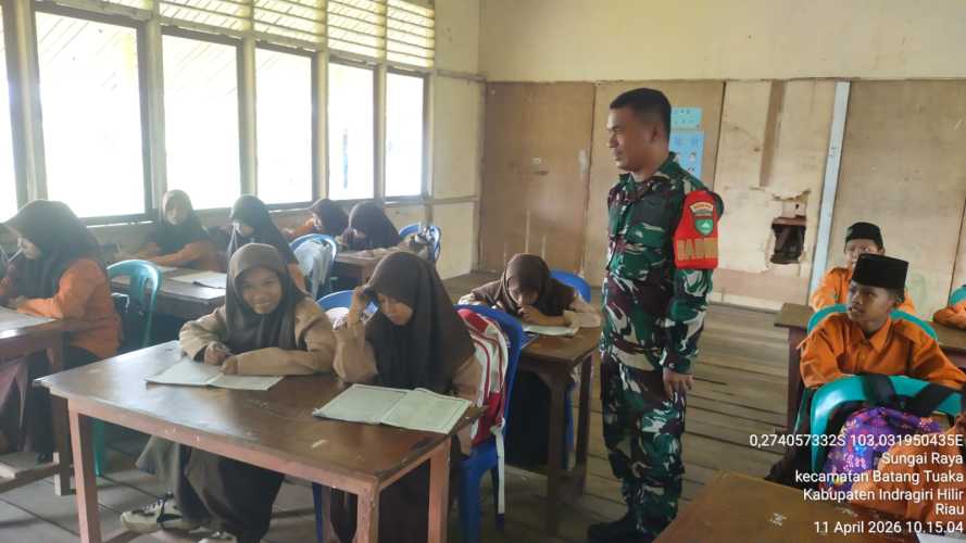 Babinsa Sungai Raya Berikan Materi Wasbang, Tanamkan Rasa Cinta Tanah Air pada Siswa MI