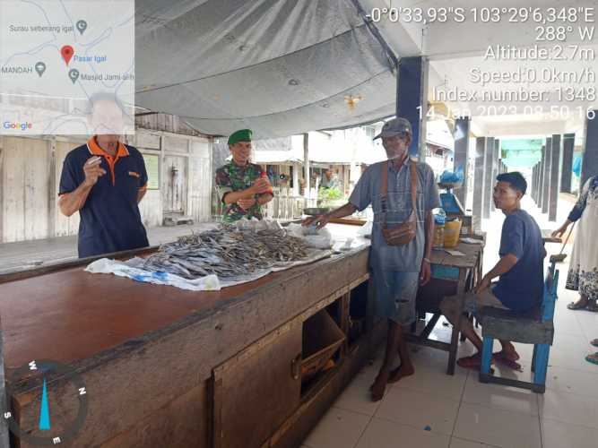 Babinsa Igal Komunikasi dengan Pedagang Pasar Kantin Ikan