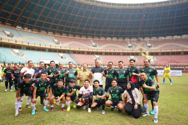 Tendangan Gubernur Abdul Wahid Jadi Tanda Dimulainya Mini Soccer HUT ke-68 Riau