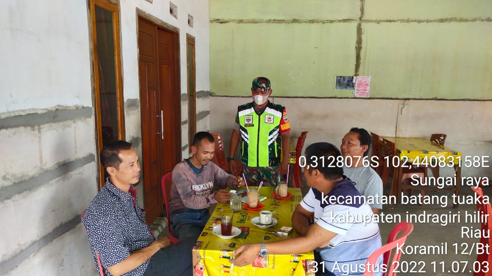 Sertu Hepi Martison Babinsa Koramil 12/Batang Tuaka Jalin Komunikasi dengan Warganya