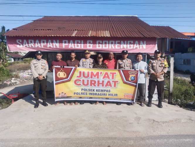 Polsek Kempas Jalin Silaturahmi dengan Warga Desa Rumbai Jaya melalui Jumat Curhat