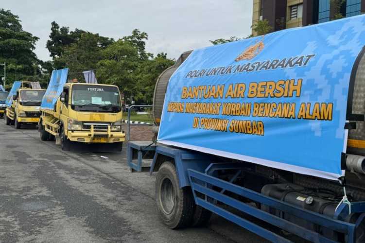 Total 200 Ribu Ton Air Bersih: 30 Truk Tangki dari Riau Pasok Kebutuhan Mendesak di Sumbar