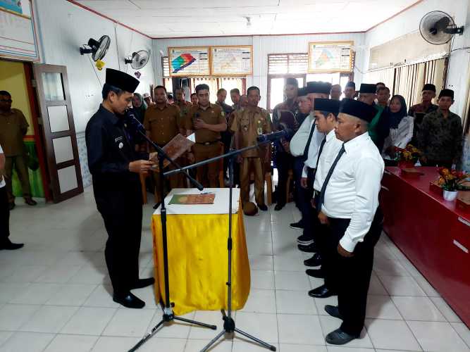 Pelantikan PAW Anggota BPD Pekankamis Resmi Digelar di Kantor Camat Tembilahan Hulu