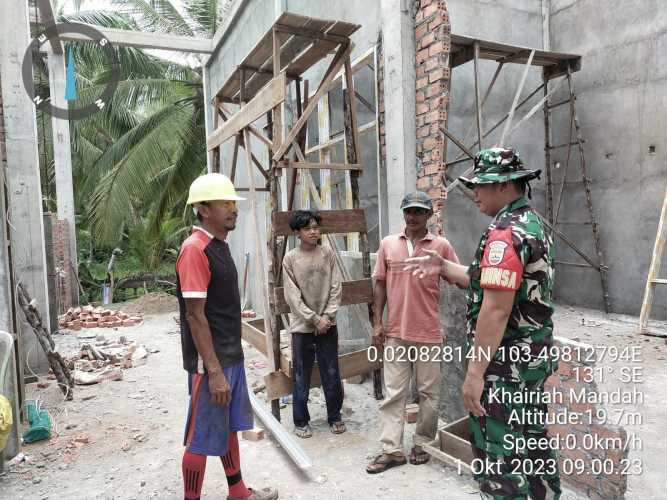 Di sela Melakukan Pekerjaan, Babinsa Himbau Para Tenaga Tukang Perhatikan Keselamatan Kerja