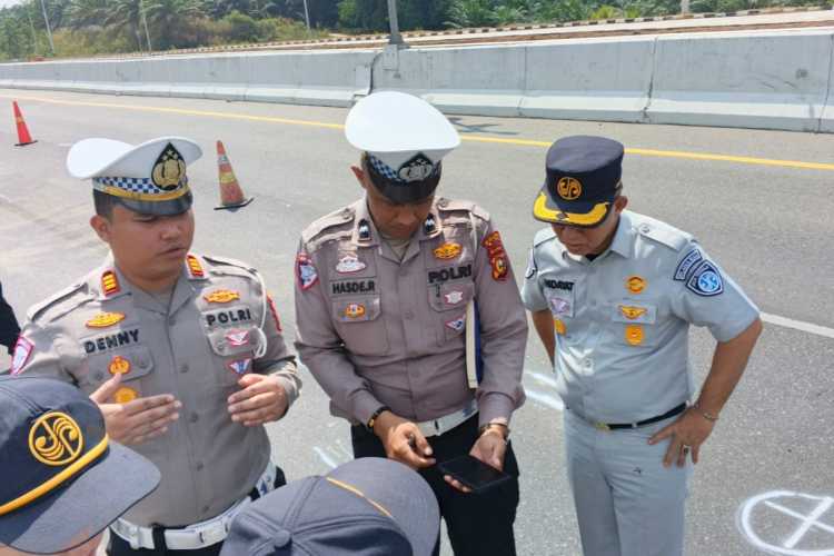 Kronlogis Kecelakaan Toyota Hiace Hantam Truk Hino di Tol Pekanbaru-Dumai