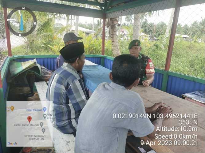 Di Posko Kampung Pancasila, Babinsa Terangkan Penanganan Masalah Sosial