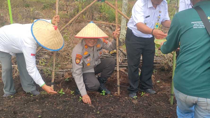 Kapolsek Pulau Burung Berperan Serta Dalam  Kegiatan Penanaman Jagung Dukung Swasembada Pangan 2025