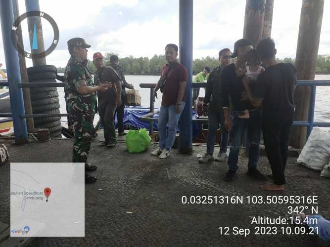 Babinsa Jaga Lingkungan Pelabuhan dari Sampah