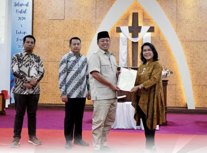 Jelang Perayaan Natal, Menteri Nusron Serahkan Sertipikat untuk Gereja yang Berdiri sejak 1968