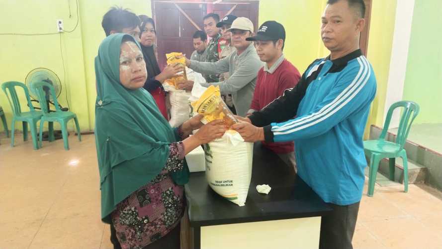 Babinsa Sertu Ali Sabri Sigap Dampingi Penyaluran Bantuan Pangan untuk 703 KK di Desa Pulau Palas Tahun 2026