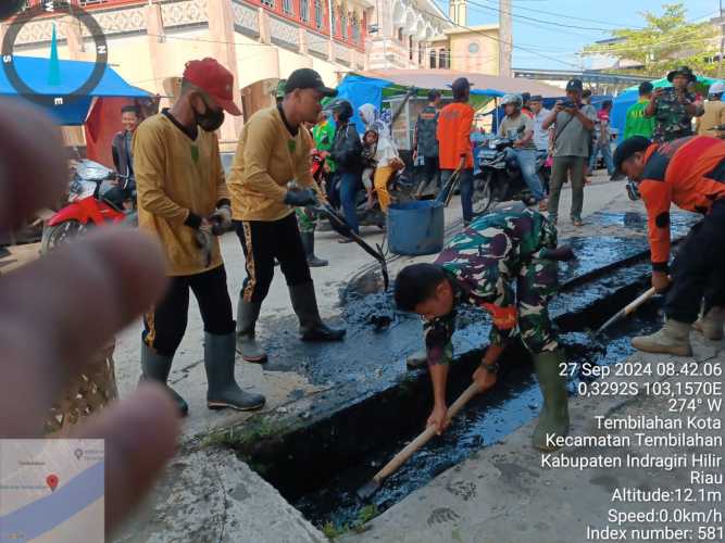 Babinsa Mandah Gelar Kegiatan Kamis Bersih di Pasar Terapung