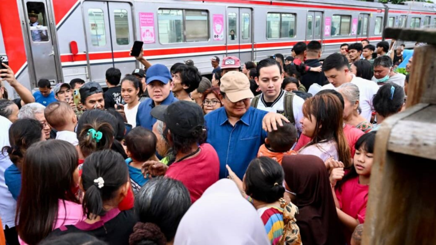 Kunjungan Mendadak Presiden Prabowo di Senen, Tangis Haru dan Harapan Warga Pecah di Bantaran Rel