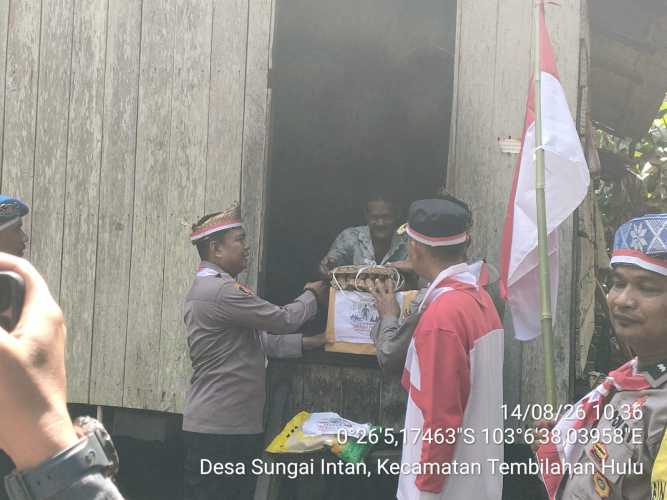 Sinergi Polsek dan Pemdes, Kapolsek Tembilahan Hulu Bagikan Sembako Sambut HUT RI ke-81 di Desa Sungai Intan