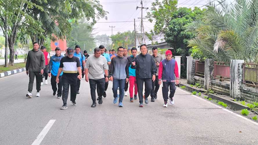 Kapolda Riau dan Pj Bupati Inhil Sholat Subuh Berjamaah dan Jalan Santai di Tembilahan